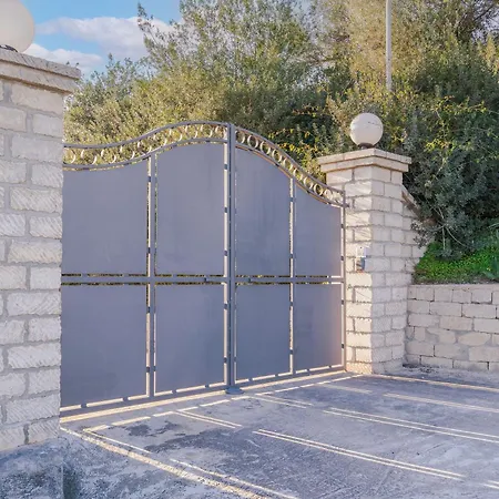 بيت للعطل Ciumara West أفولا